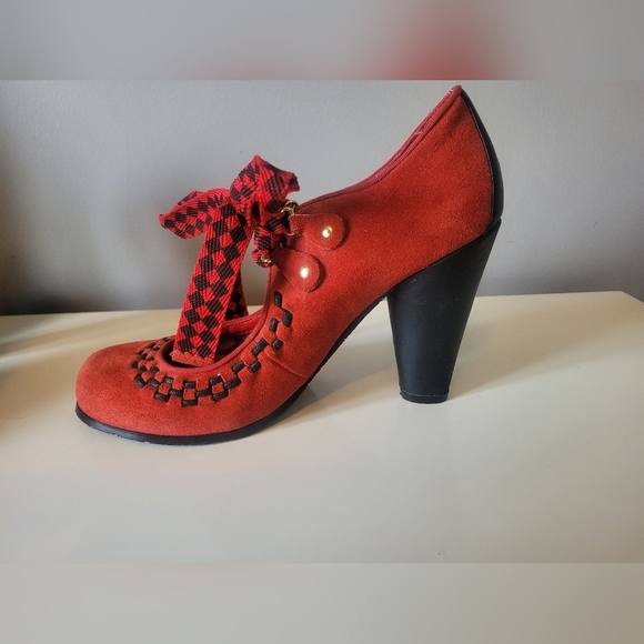 Betsey Johnson Red Suede Heels With Black Piping, VGUC, Size 9 - Picture 9 of 13